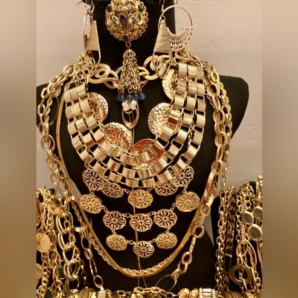 Premium Vintage Jewelry Lot~ 2 LBs Estate necklace earrings, rings, bracelet - Picture 3 of 10